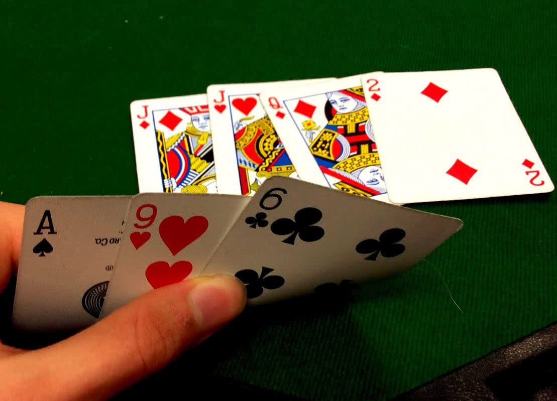 Що таке шоудаун в покері і хто перший вскривається